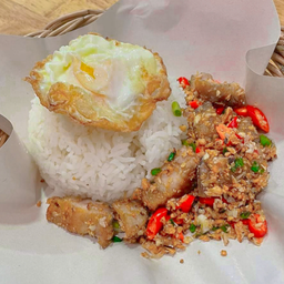 ข้าว+หมูกรอบคั่วพริกเกลือ