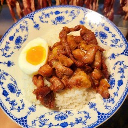 ข้าวหมูแเดดเดียวไข่ยางมะตูม