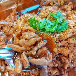 ไก่กระเทียม (กับข้าว)