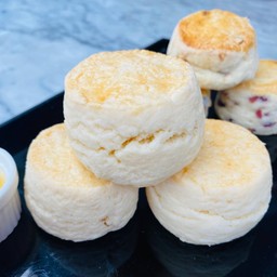 บัตเตอร์สโคน 1 ชิ้นพร้อมเนยและแยม