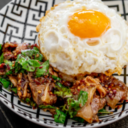 ข้าวกะเพราเนื้อตุ๋นไข่ดาว