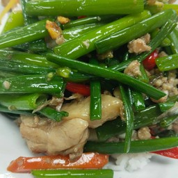 ผัดดอกกระเทียมใส่พริก หน่อไม้ฝรั่ง