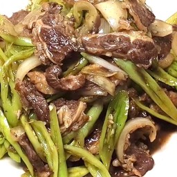ข้าวราดเนื้อเค็มผัดหอมใหญ่พริกหยวก เมนูโปรดแม่ครัวคร๊าาา