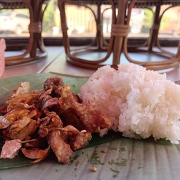 ข้าวเหนียวหมูกระเทียมห่อ