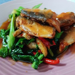 ผัดคะน้าปลากระป๋อง