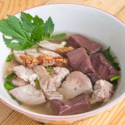 เจ่เจ้ ต้มเลือดหมู กะเพราเฮียก้อง (บึงพระ) -