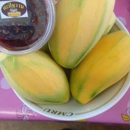 มะม่วงแก้วขมิ้นพร้อมน้ำจิ้ม