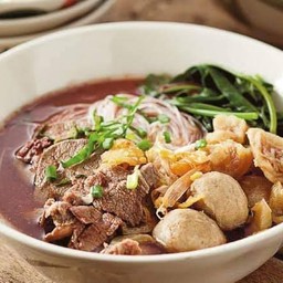 ก๋วยเตี๋ยวหมูน้ำตกลูกชิ้น