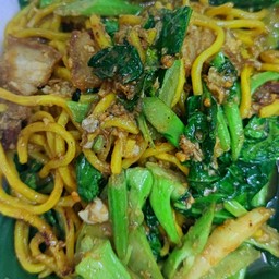 หมี่เหลืองผัดซีอิ๊วหมูกรอบ