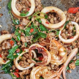 ผัดกระเพรารวมมิตร (กับข้าว)