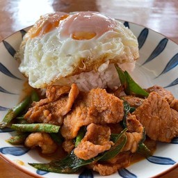 ข้าวราดผัดพริกแกงหมูชิ้นแถมฟรีไข่ดาว