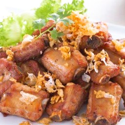 กระดูกหมูทอดกระเทียม