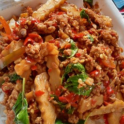 กระเพราหมูสับหนอไม้สด