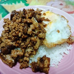 ข้าวหมูทอดกระเทียม ไข่ดาว (พิเศษ)