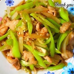 ข้าวราดไก่ผัดหอมใหญ่พริกหยวก