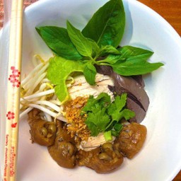ก๋วยเตี๋ยวไก่ฉีก-ข้อไก่-เลือดไก่