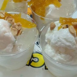 Strawberry Yogurt & coconut milk ice cream ตลาดยายถมไทรม้า