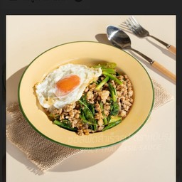 หมูกรอบ หมูชิ้น ไก่ เนื้อ ผัดคะน้า  ราดข้าว