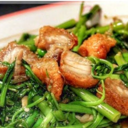 ผัดผักบุ้งหมูกรอบ