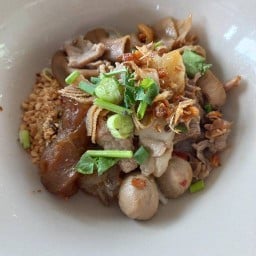 ฉลุย ก๋วยเตี๋ยวใส้เนื้อ เส้นหลังวัดใหญ่