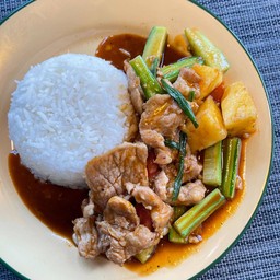 ข้าวหมูผัดเปรี้ยวหวาน