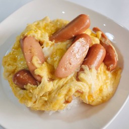 ข้าวไข่ข้นไส้กรอก