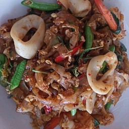 เส้นใหญ่ผัดไข่ขี้เมาทะเล