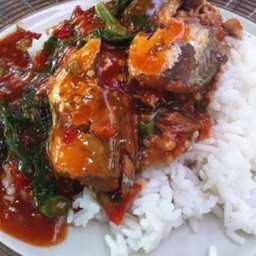 ข้าวราดกระเพราปลากระป๋อง