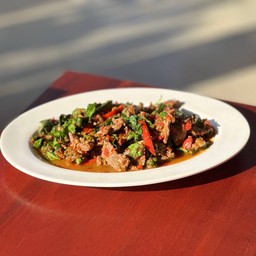 ผัดเผ็ดกระดูกอ่อนใบยี่หร่า