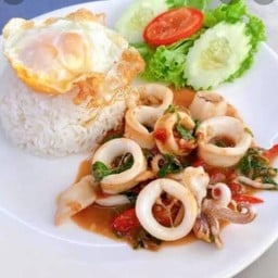 ข้าวกระเพราปลาหมึก