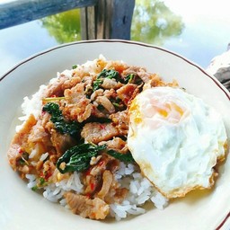 กะเพรา หมูชิ้นราดข้าว