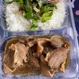ข้าวหน้าหมูตุ๋น+น้ำจิ้มแจ่ว