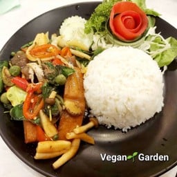 ผัดเผ็ดปลากระพงเจ ราดข้าว