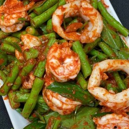 ผัดพริกแกง ผัดพริกสด กุ้ง ปลาหมึก  ราดข้าว