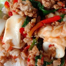 กระเพารวมมิตร  ราดข้าว