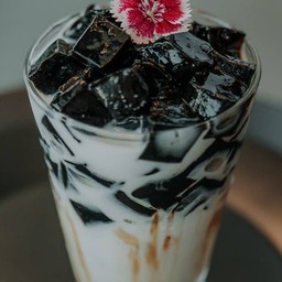 เฉาก๊วยนมสดเย็น