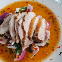 ยำคอหมูทอด