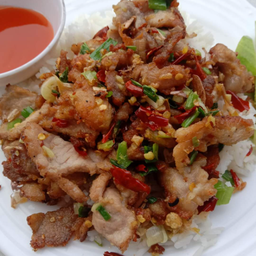 หมูชิ้นคั่วพริกเกลือราดข้าว