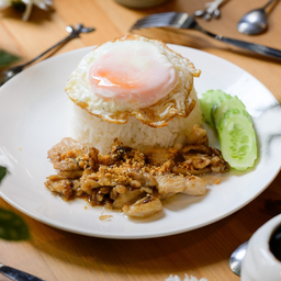 ข้าวราดกระเทียมพริกไทย