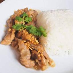 ข้าวราดผัดกระเทียมพริกไทย