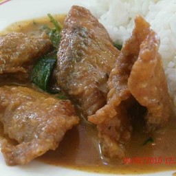 ข้าวฉู่ฉี่กะหรี่ปลากรอบ