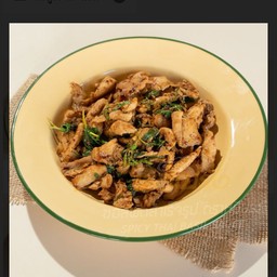 หมูกรอบ หมูชิ้น ไก่ เนื้อ ผัดพริกแห้ง  ราดข้าว
