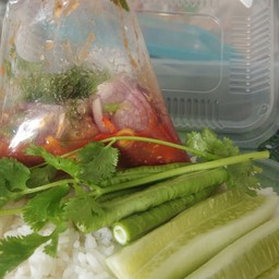 ข้าวยำปลากระป๋อง