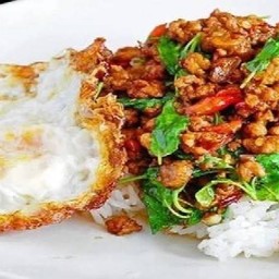 ข้าวราดกระเพราหมู ไข่ดาว