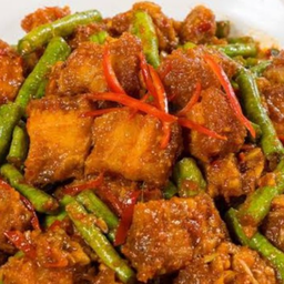 ผัดพริกแกงหมูกรอบ