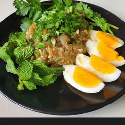 ตำมะเขือยาวเผาไข่ต้มผักสด