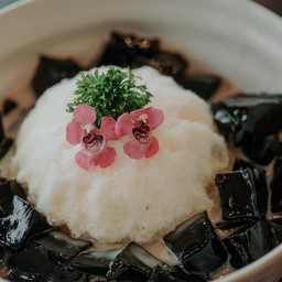 น้ำแข็งใสเฉาก๊วยนมสด