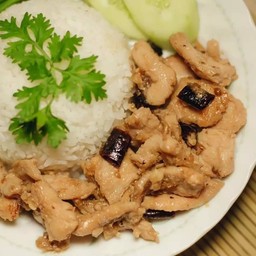 ไก่ผัดกระเทียมราดข้าว