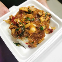 กระเพราวุ้นเส้นไก่