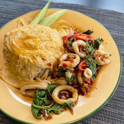 ข้าวกะเพราปลาหมึก(ไม่รวมไข่)